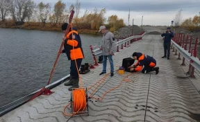 Грузовик упал в реку с недавно построенного моста в Ачинске