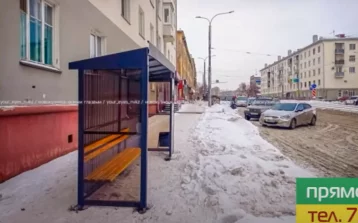 Фото: «Уродство» или «шедевр урбанистики»: мэр Новокузнецка раскритиковал автобусную остановку на тротуаре 1