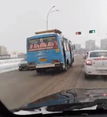 Фото: Движение маршрутки по встречной полосе на мосту в Кемерове сняли на видео 1