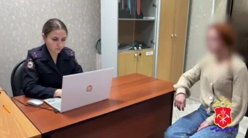 Фото: В Кузбассе доставили в отдел полиции 17-летнюю мать, курившую с 3-летним сыном 1
