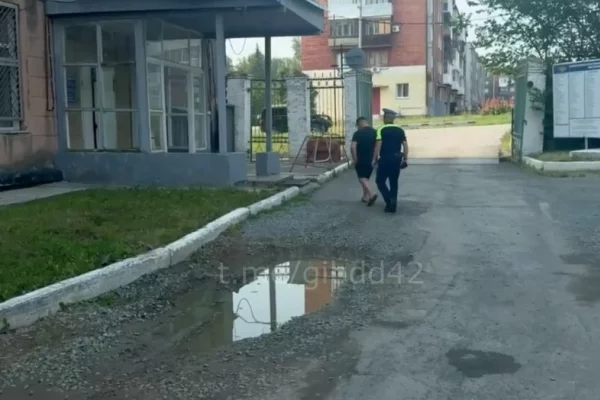 В Кемерове водитель иномарки сбил работника АЗС и уехал: его нашла полиция