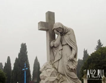 Фото: В Амурской области завели уголовное дело по факту повреждения более 100 надгробий на кладбище 1
