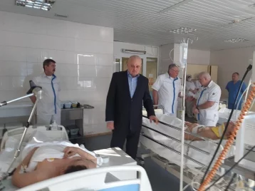 Фото: Цивилёв навестил в больнице шахтёров, пострадавших на двух кузбасских предприятиях  1