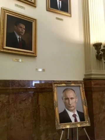 Фото: В Колорадо чиновницу наказали за портрет Путина в Капитолии 1