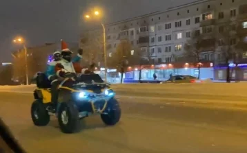 Фото: В Кемерове заметили Деда Мороза и Снегурочку на квадроцикле 1