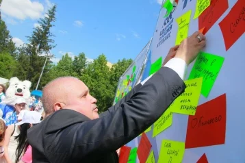 Фото: Более 500 кемеровчан спели гимн России на бульваре Строителей 1