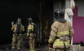 В Кузбассе загорелся частный дом и гараж с машиной: площадь пожара превысила 80 квадратных метров