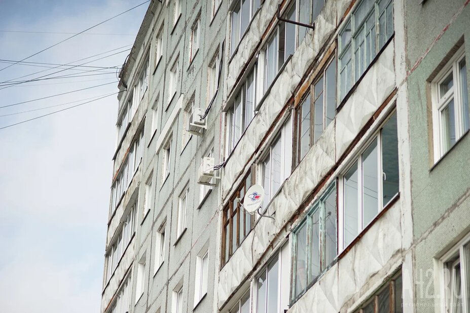 Спасли соседи: в кузбасском городе маленький ребёнок едва не выпал с балкона четвёртого этажа