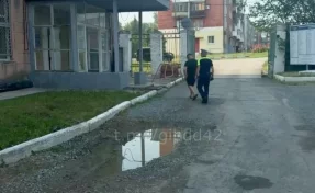 В Кемерове водитель иномарки сбил работника АЗС и уехал: его нашла полиция