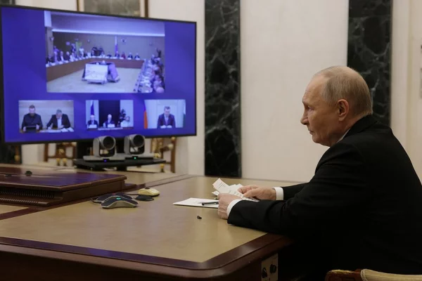 Путин попросил правозащитника направить в Кремль списки для помилования