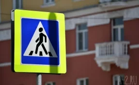 В Томской области пьяный водитель сбил двух женщин на тротуаре и врезался во внедорожник 