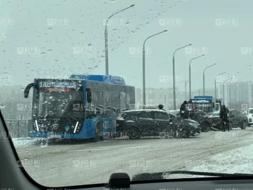 Фото: Один человек пострадал в тройном ДТП на Кузбасском мосту в Кемерове 3