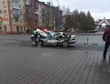 Фото: В Кузбассе машину смяло после столкновения с автобусом, момент ДТП попал на видео 1