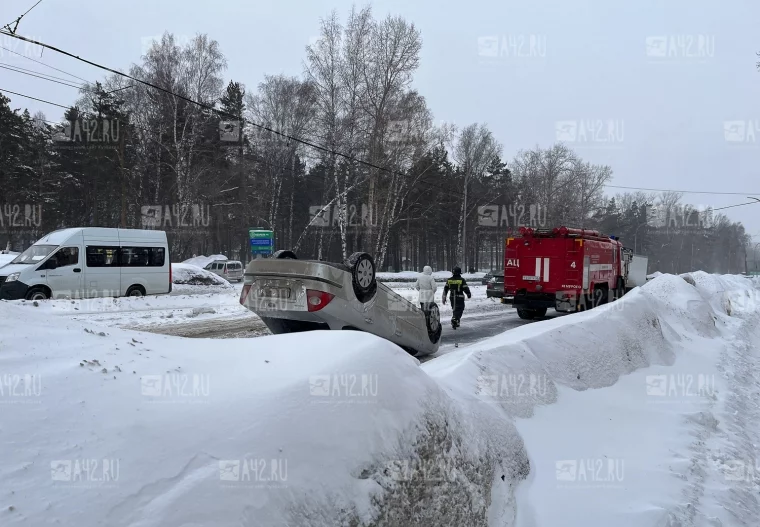 Фото: В Кемерове на проспекте Шахтёров перевернулся автомобиль 3