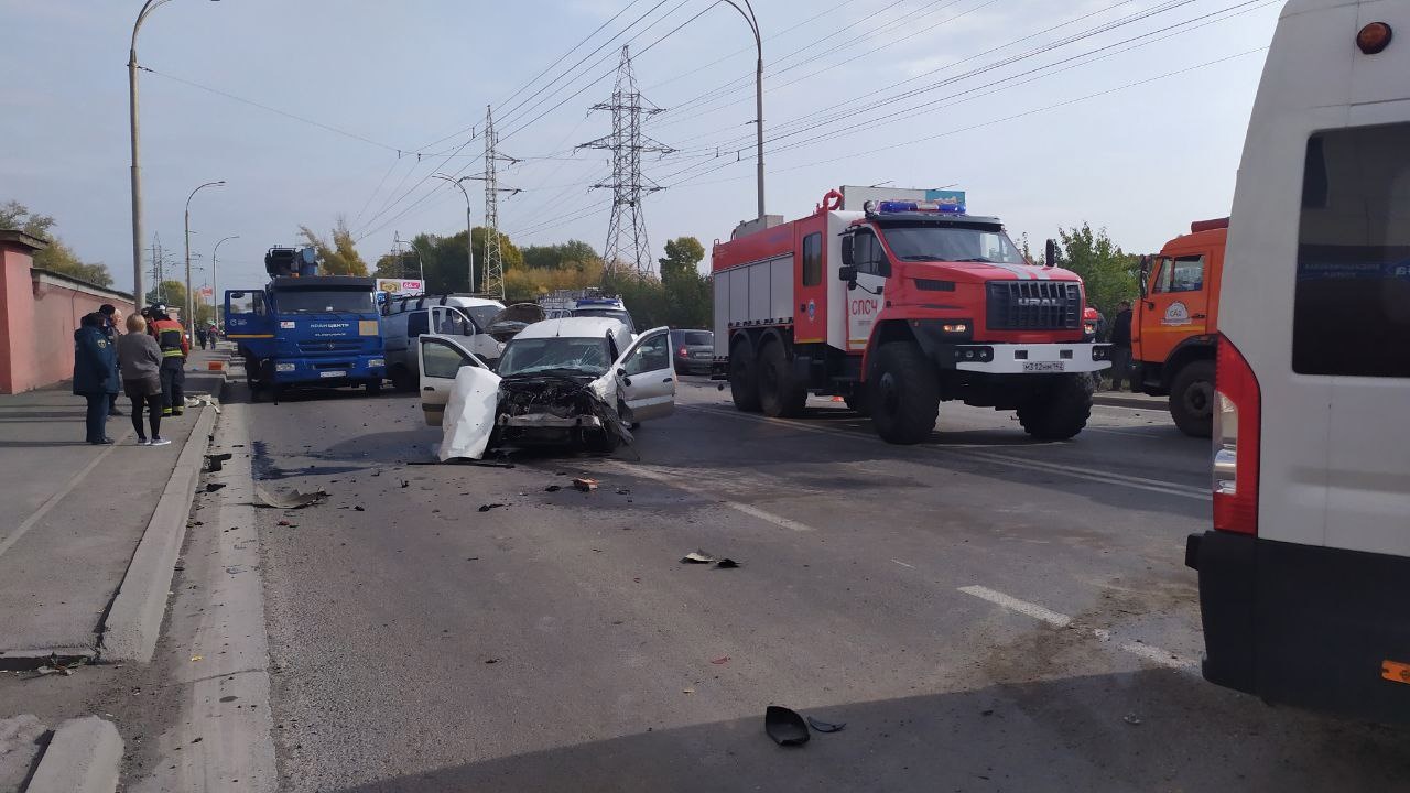 Три человека пострадали в жёстком ДТП с 5 автомобилями в Кемерове