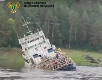 Фото: В Енисей попало дизтопливо из-за пробоины в теплоходе 1