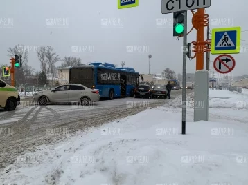Фото: Очевидцы: в Кемерове автобус попал в тройное ДТП, собирается большая пробка 1