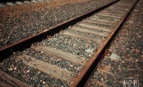 В Кузбассе пожилую женщину сбил грузовой поезд, она скончалась