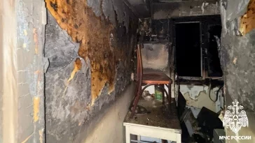 Фото: В Юрге 10 человек эвакуировались из горящей пятиэтажки, ещё троих спасли пожарные 2