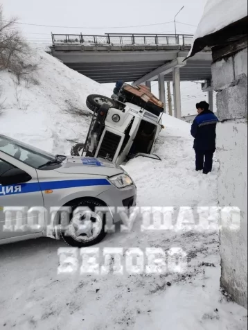 Фото: В Кузбассе грузовик упал с моста 1