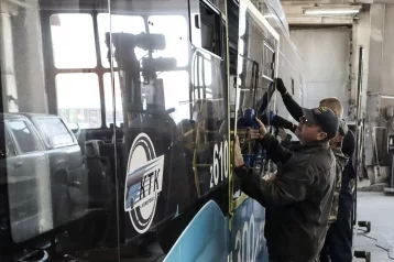Фото: Дополнительные форточки начали устанавливать в автобусах в Кемерове 1