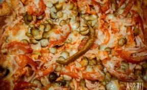 «Я ору»: кемеровчанка обнаружила трёх тараканов в свежей пицце