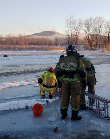 В Междуреченске спасатели помогли застрявшей на речном льду женщине