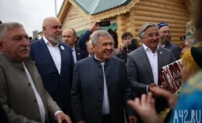  «В мире и согласии живём»: президент Татарстана Рустам Минниханов прибыл на Сабантуй в Кемерово