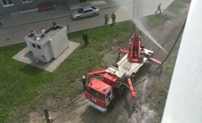 Пожар в многоэтажном доме в Кемерове попал на видео