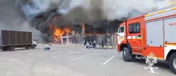 Фото: В Каспийске горит торговое здание, во время тушения пострадали трое пожарных 1