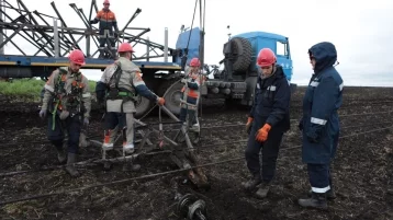 Фото: Остались без света: кузбасские специалисты ремонтируют ЛЭП, повреждённую трактористом 1