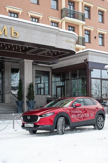 Фото: Новую Mazda CX-30 на день выставили в центре Кемерова  6