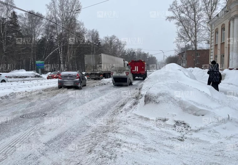 Фото: В Кемерове на проспекте Шахтёров перевернулся автомобиль 4