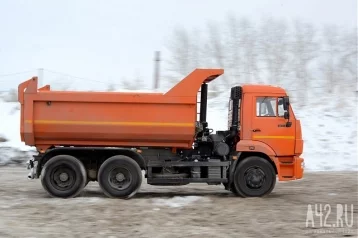 Фото: В Кемерове на дороги вышло больше техники для уборки снега 1