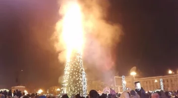 Фото: В центре Южно-Сахалинска сгорела новогодняя ёлка 1