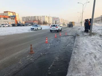 Фото: В кузбасском городе из-за аварии на сетях водоснабжения затопило дорогу и кольцо 1