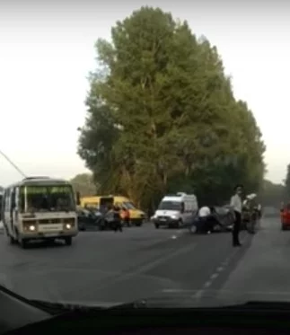 Фото: На кузбасской трассе Infiniti столкнулся с «десяткой», один человек погиб 3