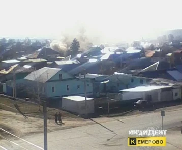 Фото: Очевидцы: в Кемерове на Южном загорелся дом  1
