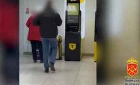 В Кемерове полицейские успели остановить 70-летнюю женщину у банкомата с деньгами для мошенников