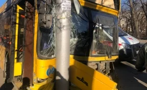 В Саратове автобус протаранил столб. Пострадали около десятка пассажиров