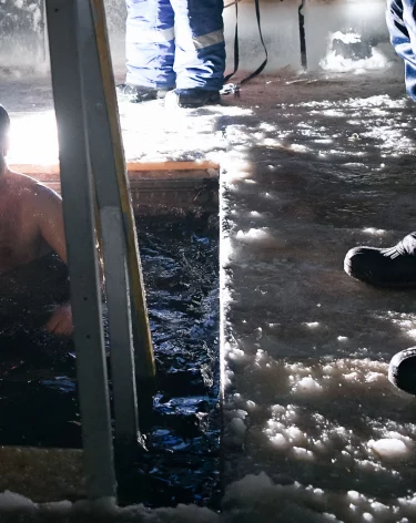 Врач рассказал, кому нельзя окунаться в прорубь на Крещение