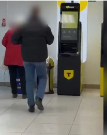 В Кемерове полицейские успели остановить 70-летнюю женщину у банкомата с деньгами для мошенников