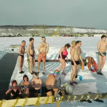 Фото: Кемеровчане в -30 купались в проруби на Красном озере 1