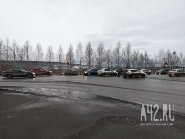 Фото: Опубликованы фото с места ДТП в Кемерове, в результате которого у автомобиля отлетело колесо 2