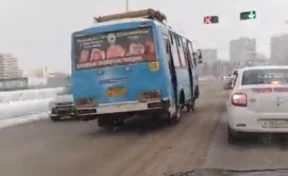 Движение маршрутки по встречной полосе на мосту в Кемерове сняли на видео