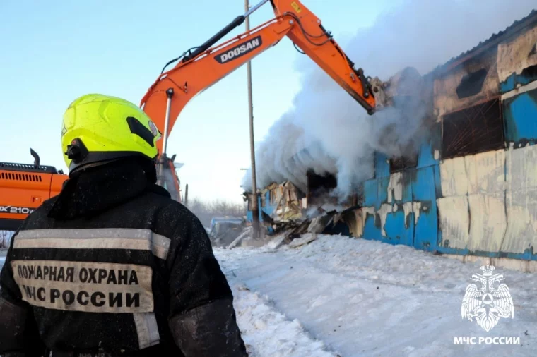 Фото: В Кемерове загорелся склад на площади 800 квадратных метров 5
