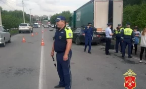 В Кузбассе легковушка влетела в припаркованный на обочине «КамАЗ»: погибли пять человек