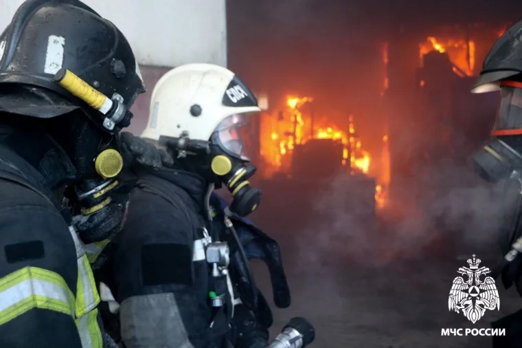 Фото: В Кемерове загорелся склад на площади 800 квадратных метров 6