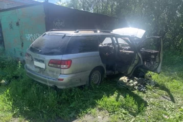 Фото: В Кузбассе двое мужчин украли из машины снасти для рыбалки, а затем подожгли её 1