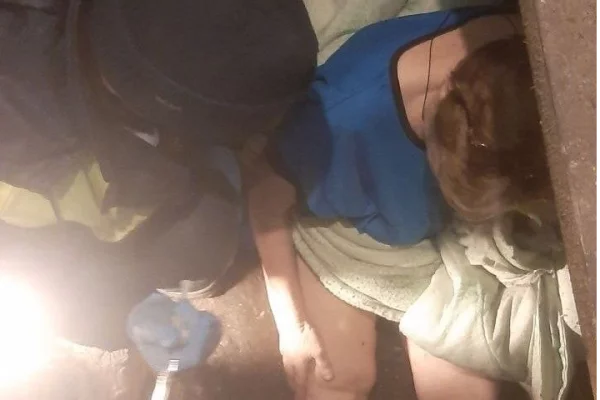 В Кемерове спасатели помогли упавшей в подполье женщине
